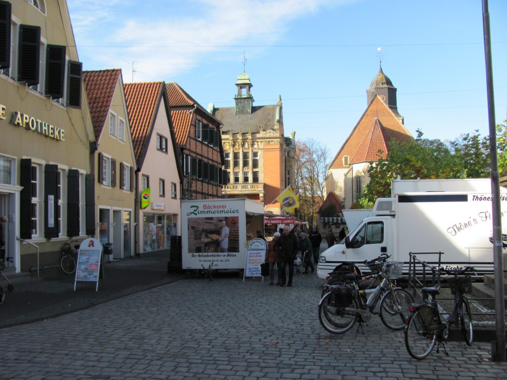 Marktplatz Ahlen mit St. Bartholomäus und Altem Rathaus