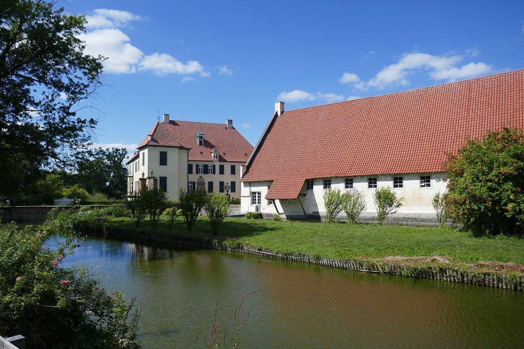 Schloss Vornholz bei Ostenfelde mit Wassergraben. Foto: Ath, CC0 1.0, Wikimedia Commons.