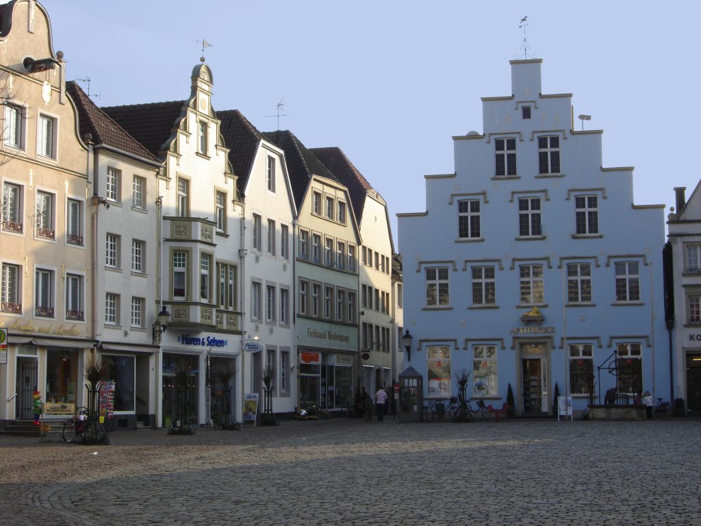 Historischer Marktplatz in Warendorf mit Giebelhäusern