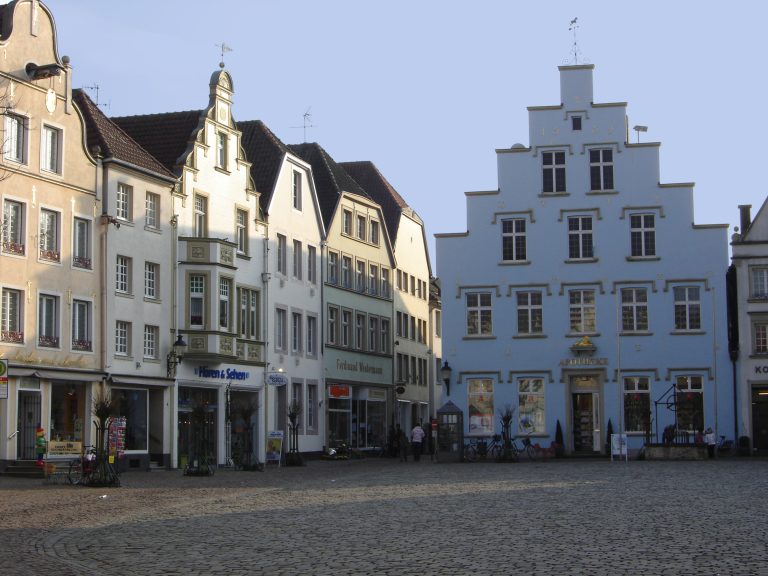 Historischer Marktplatz in Warendorf mit Giebelhäusern