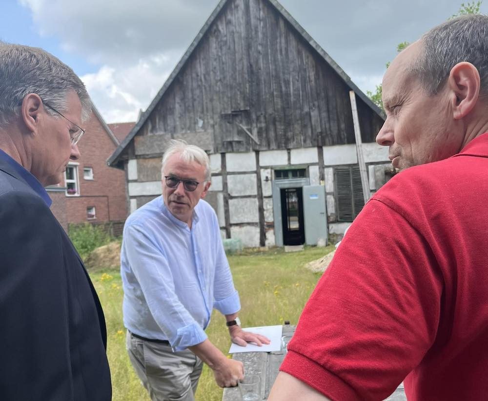 Auf den Spuren der letzten Jahrhunderte – Bernhard Daldrup besucht Haus Gausebeck nach Förderzusage